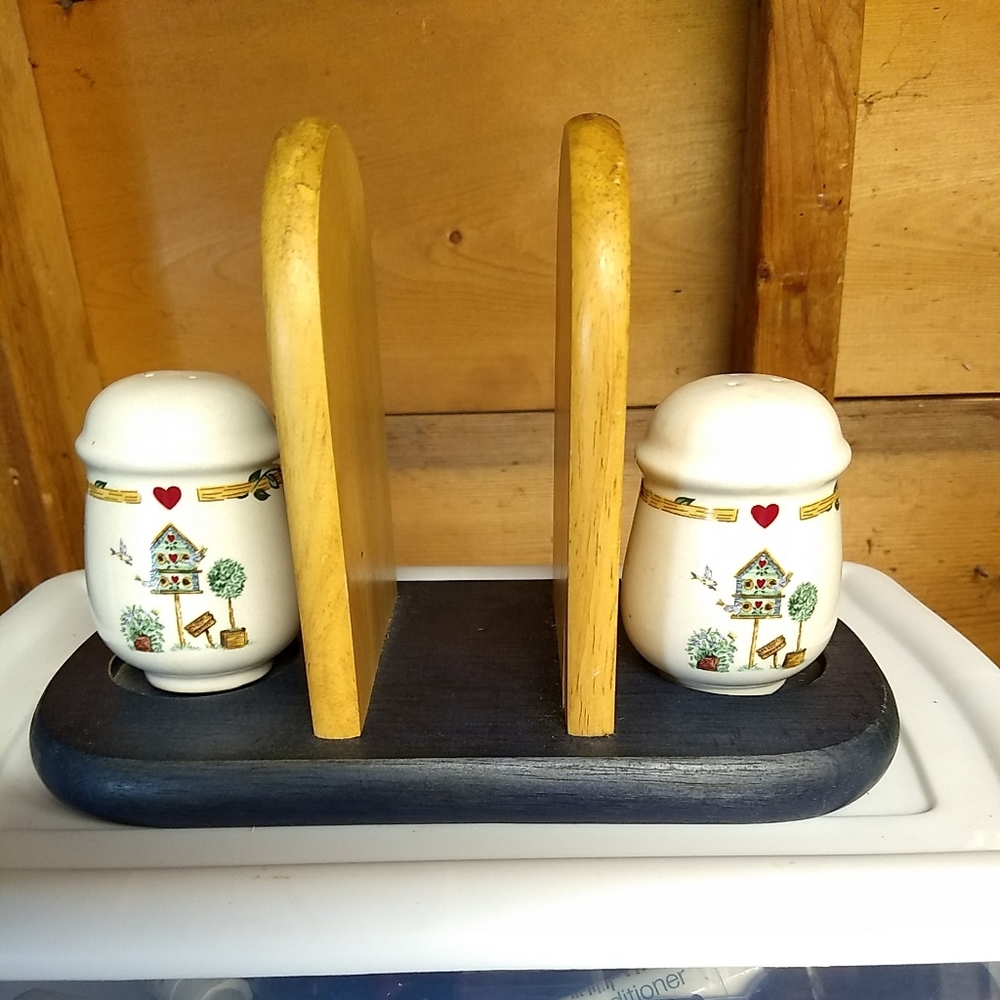 *Poppies on Blue by Lenox Blue Tan Wood Napkin Holder Ceramic Salt & Pepper Set